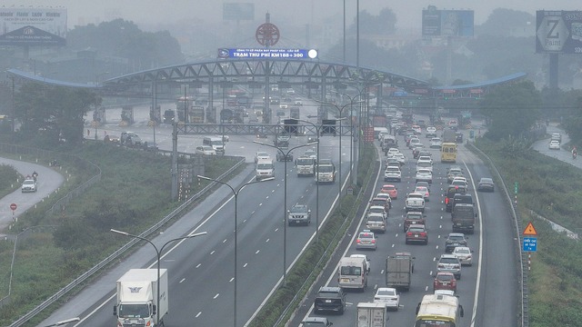 View -             Ôtô xếp hàng dài 2 km để vào cao tốc Pháp Vân - Cầu Giẽ rời Thủ đô    