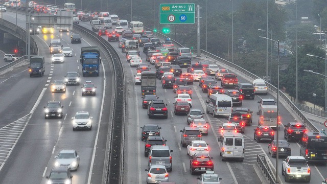             Ôtô xếp hàng dài 2 km để vào cao tốc Pháp Vân - Cầu Giẽ rời Thủ đô    