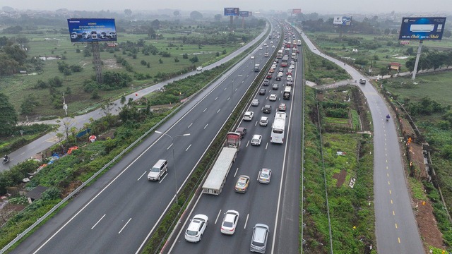             Ôtô xếp hàng dài 2 km để vào cao tốc Pháp Vân - Cầu Giẽ rời Thủ đô    