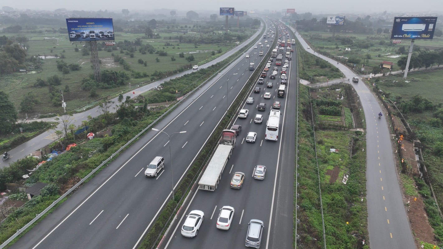 View -             Hà Nội: Vành đai 3 ùn tắc xuyên đêm ngày đầu nghỉ Tết    