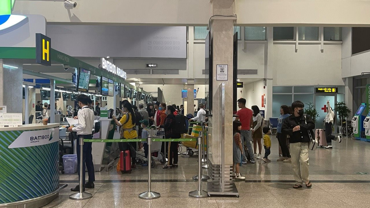             Sân bay Tân Sơn Nhất thông thoáng ngày 30 Tết    