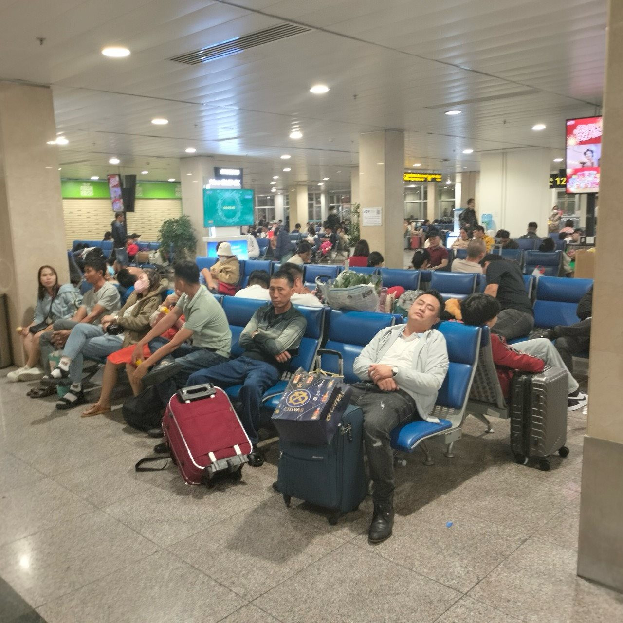 View -             Sân bay Tân Sơn Nhất thông thoáng ngày 30 Tết    