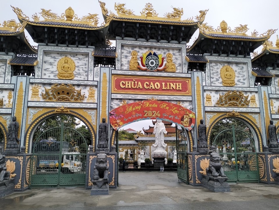View -             Đi lễ chùa, xin lộc đầu năm: Nét đẹp văn hóa của người Việt    