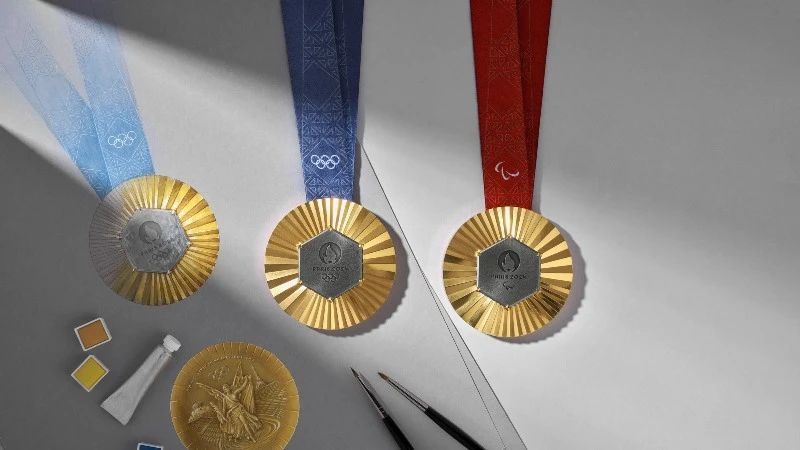 View -             Huy chương Olympic và Paralympic 2024 làm từ mảnh ghép của tháp Eiffel    