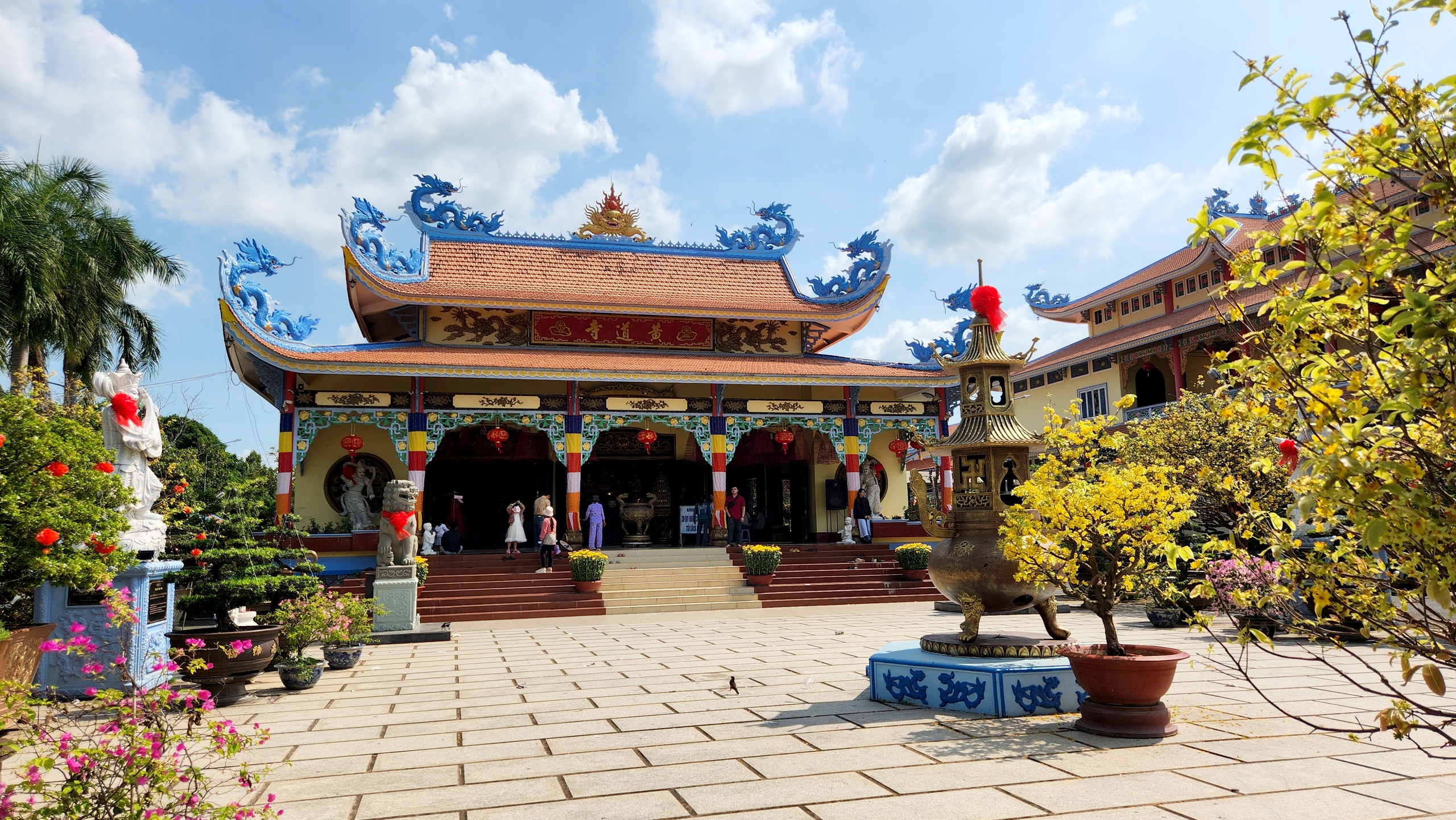 View -             Ngôi chùa có '9 con rồng uốn lượn trên mặt nước' ở Châu Đốc    