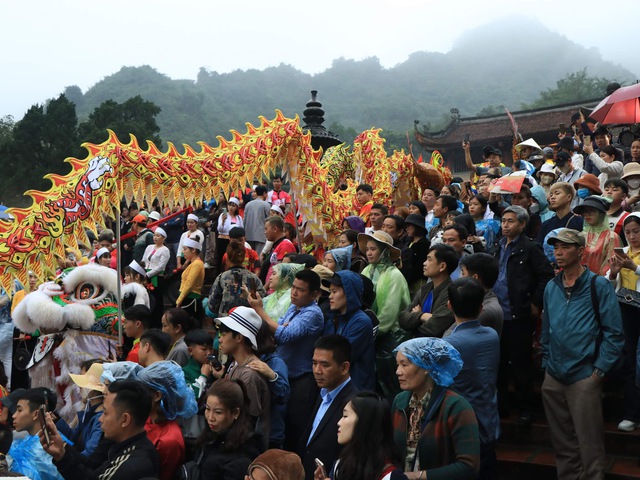 View -             Hàng ngàn người đội mưa khai hội chùa Hương    