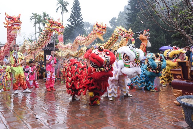 View -             Hàng ngàn người đội mưa khai hội chùa Hương    