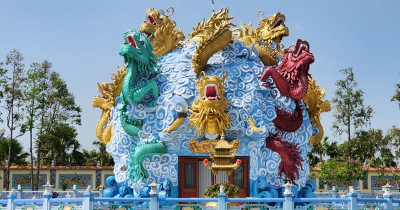             Ngôi chùa có '9 con rồng uốn lượn trên mặt nước' ở Châu Đốc    