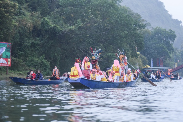 View -             Hàng ngàn người đội mưa khai hội chùa Hương    