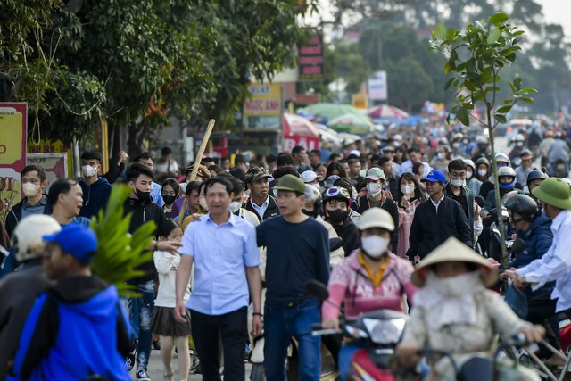 View -             Biển người về chợ Viềng 'mua vận may' ở Nam Định    