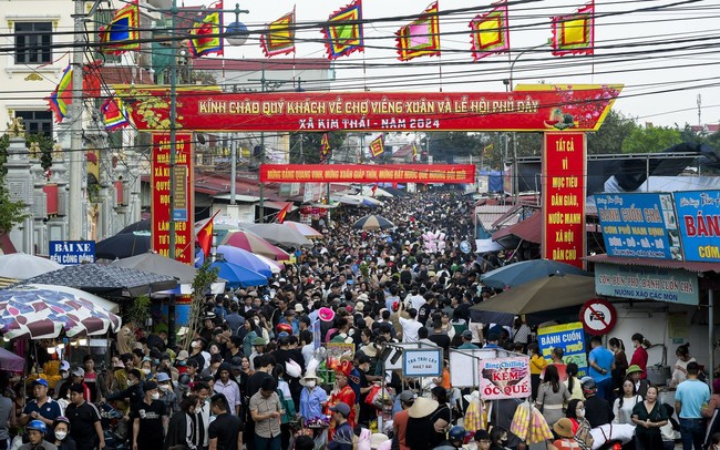 View -             Biển người về chợ Viềng 'mua vận may' ở Nam Định    