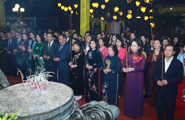 View -             Lễ hội đền Hai Bà Trưng lan tỏa hào khí bất khuất với chương trình nghệ thuật 'Âm vang Mê Linh'    