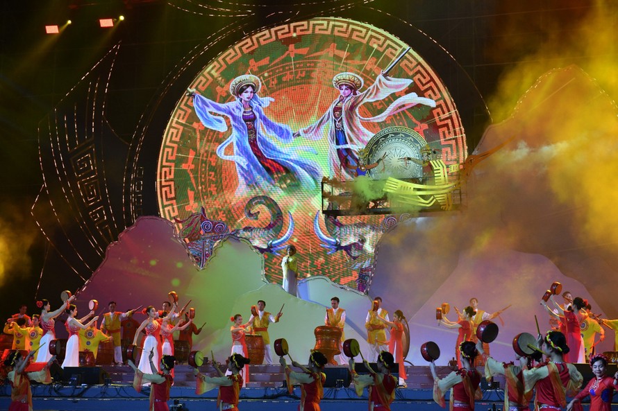             Lễ hội đền Hai Bà Trưng lan tỏa hào khí bất khuất với chương trình nghệ thuật 'Âm vang Mê Linh'    
