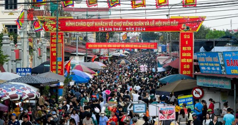             Biển người về chợ Viềng 'mua vận may' ở Nam Định    