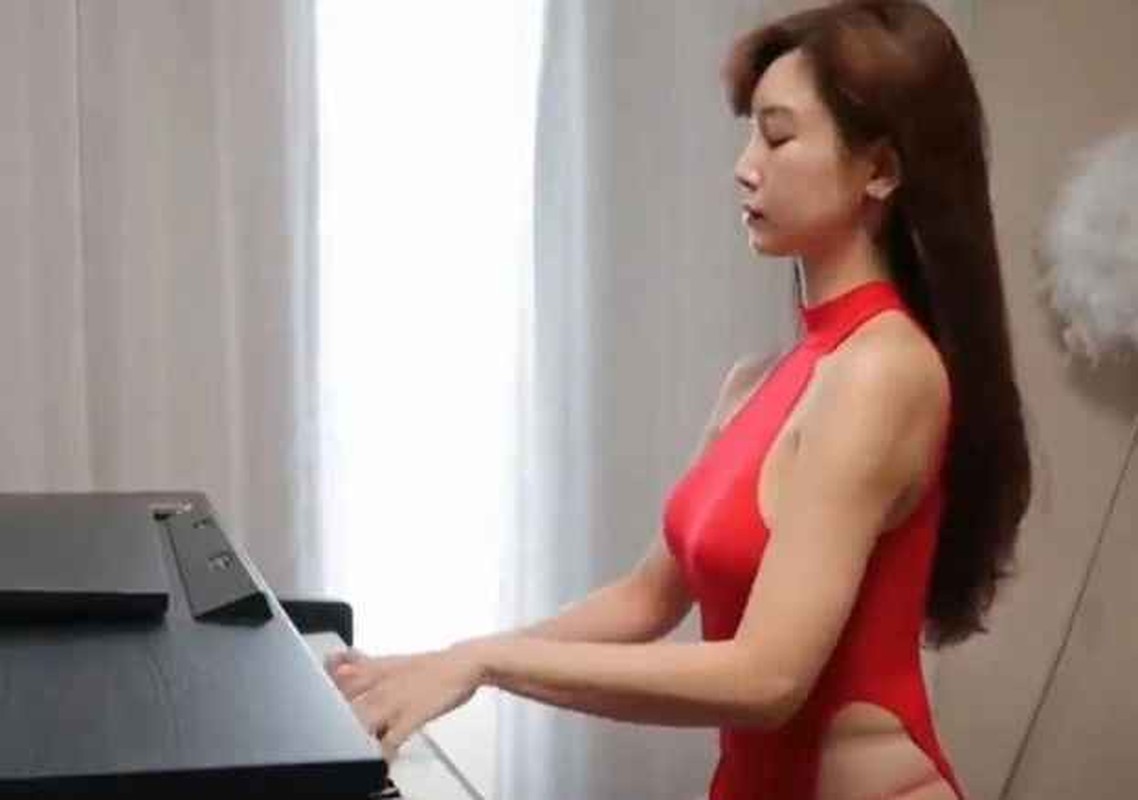 View -             'Thánh nữ Piano' ăn mặc phản cảm bất ngờ tuyên bố tìm người yêu    