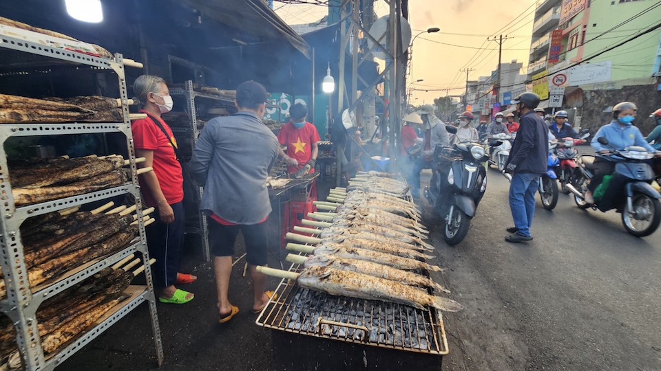 View -             Phố cá lóc nướng ở TP Hồ Chí Minh tấp nập ngày vía Thần Tài    