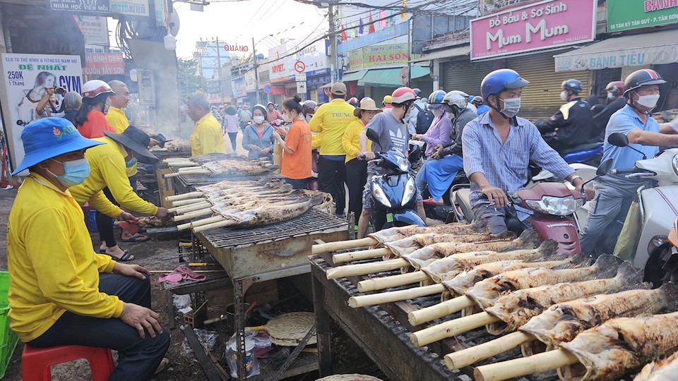 View -             Phố cá lóc nướng ở TP Hồ Chí Minh tấp nập ngày vía Thần Tài    