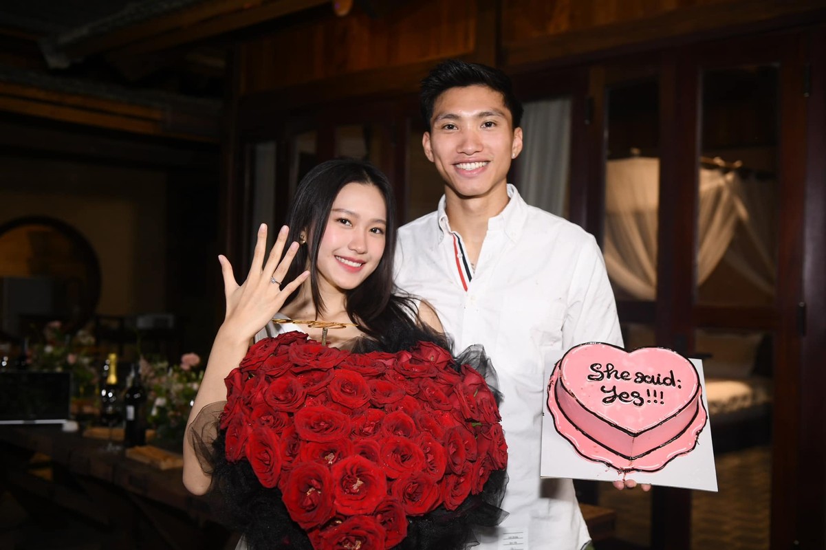             Đoàn Văn Hậu tiết lộ cuộc sống sau cưới vợ top 10 Hoa hậu    