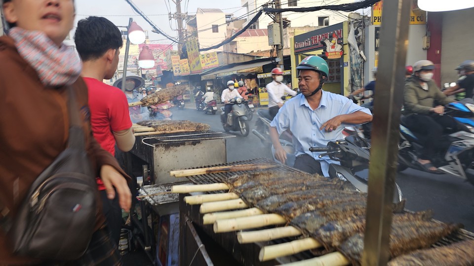 View -             Phố cá lóc nướng ở TP Hồ Chí Minh tấp nập ngày vía Thần Tài    