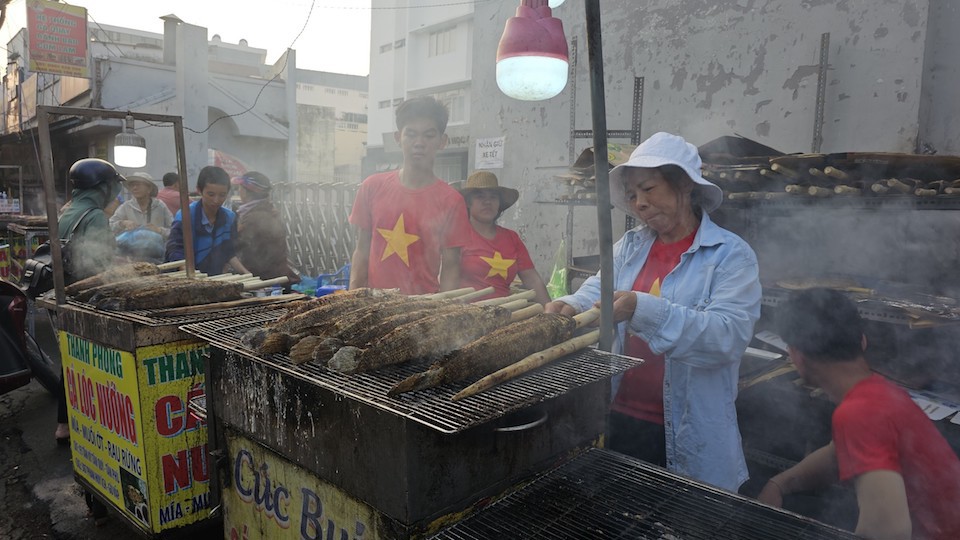 View -             Phố cá lóc nướng ở TP Hồ Chí Minh tấp nập ngày vía Thần Tài    