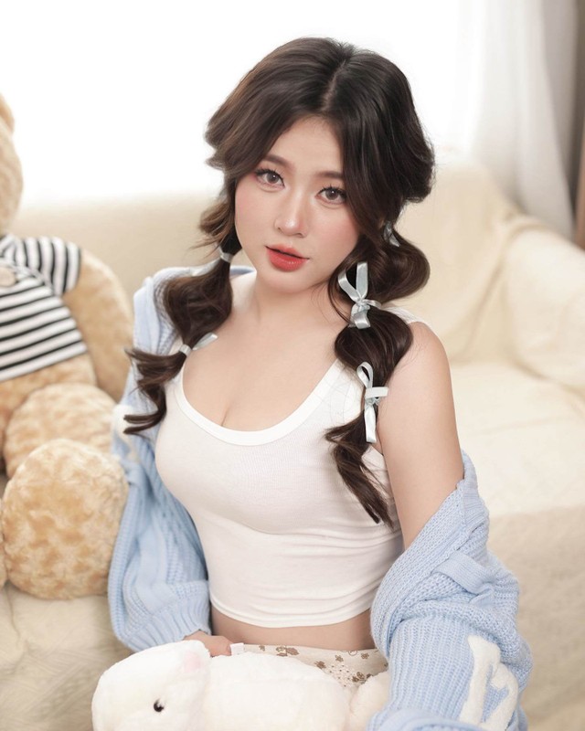 View -             'Hot girl áo dài' Sài thành 'quay xe' ngày càng hở bạo    