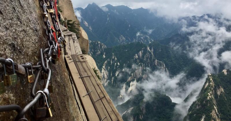 View -             Cận cảnh con đường leo núi nguy hiểm nhất thế giới    