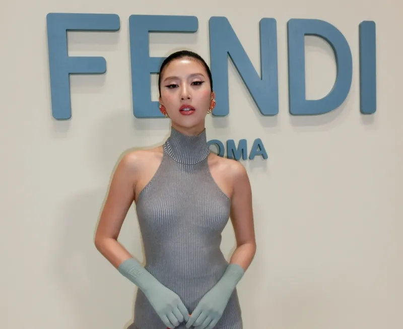 View -             Quỳnh Anh Shyn gặp sự cố tại show diễn của Fendi, được bạn thân rich kid giúp đỡ    