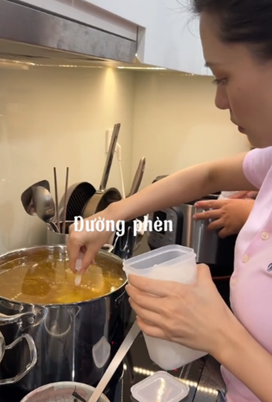             Bùi Lan Hương nấu ăn ngon, đạo diễn Quang Dũng số hưởng    