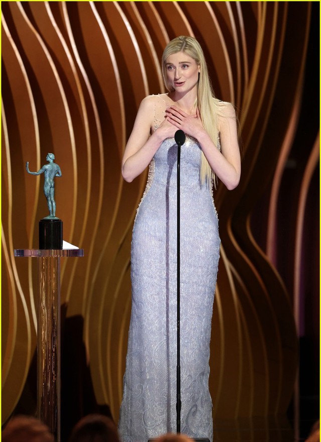             Nữ diễn viên cao 1,90m đi chân trần nhận giải thưởng cho vai diễn Công nương Diana    