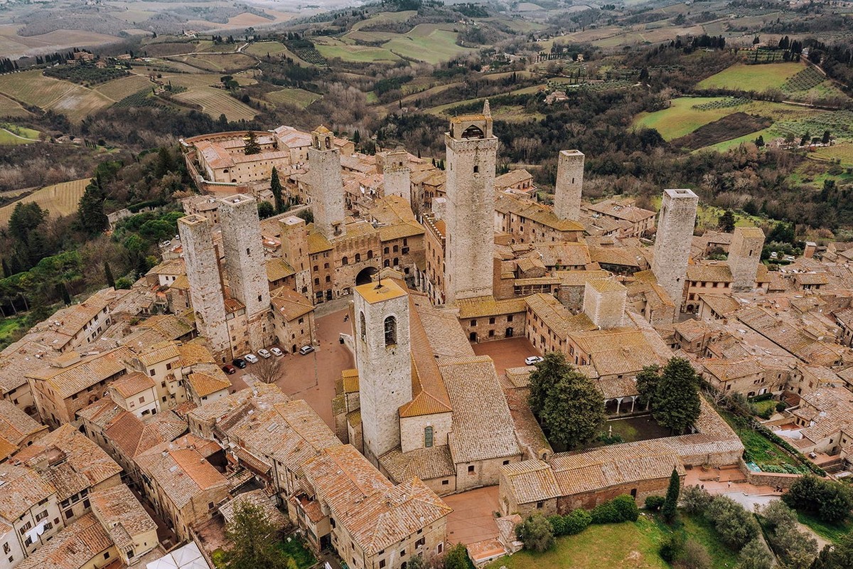 View -             Choáng ngợp với những tòa nhà 'chọc trời' 800 tuổi ở Italia    