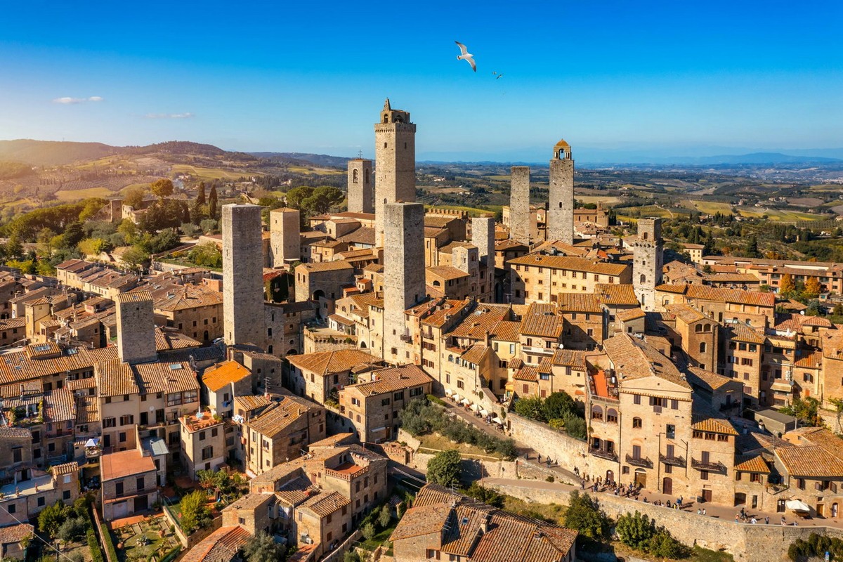             Choáng ngợp với những tòa nhà 'chọc trời' 800 tuổi ở Italia    