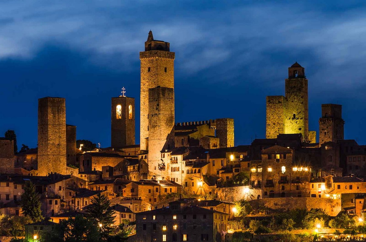 View -             Choáng ngợp với những tòa nhà 'chọc trời' 800 tuổi ở Italia    
