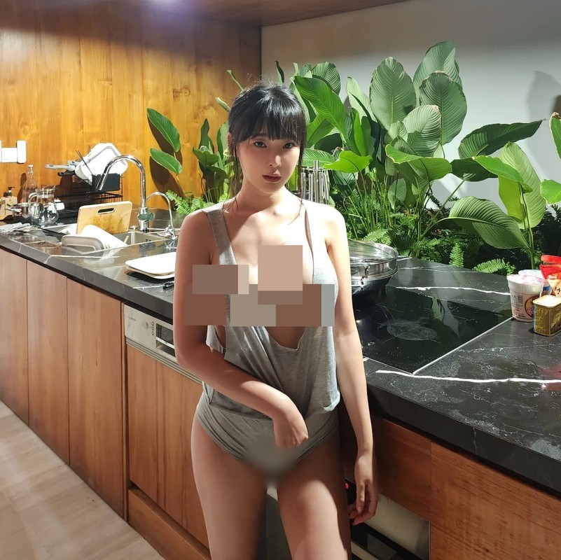             Hot girl Hàn Quốc 'thả rông' vòng 1 khi đi siêu thị    