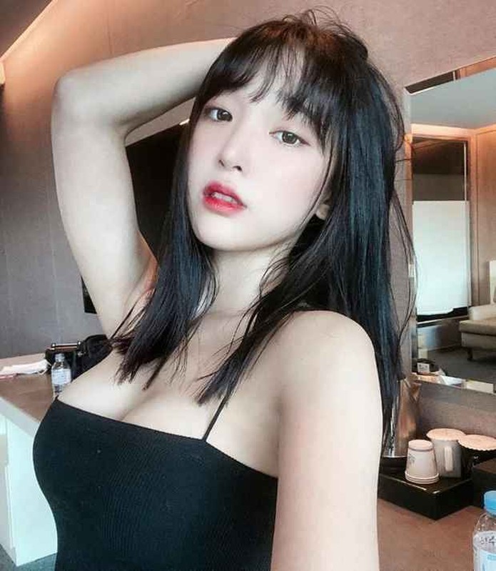 View -             Hot girl Hàn Quốc 'thả rông' vòng 1 khi đi siêu thị    