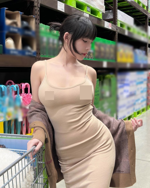             Hot girl Hàn Quốc 'thả rông' vòng 1 khi đi siêu thị    