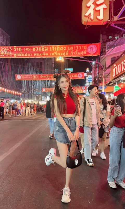 View -             Hot girl Thái Lan táo bạo khoe ảnh vòng 1 nhức nhối giữa đường    