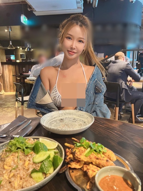             Hot girl người Malaysia mặc nội y khi nấu nướng    