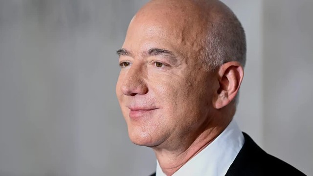             Tỷ phú Jeff Bezos soán ngôi trở thành người giàu nhất thế giới    