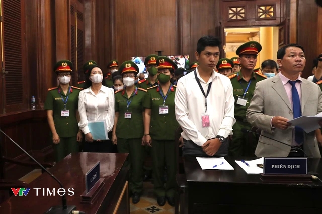             Dẫn giải bà Trương Mỹ Lan và đồng phạm đến phiên tòa xét xử vụ Vạn Thịnh Phát    