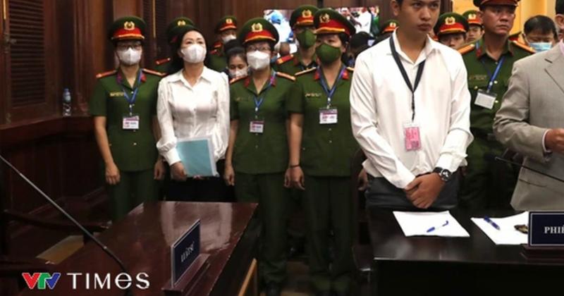             Dẫn giải bà Trương Mỹ Lan và đồng phạm đến phiên tòa xét xử vụ Vạn Thịnh Phát    