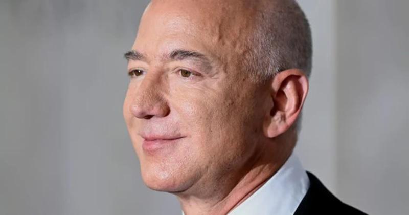             Tỷ phú Jeff Bezos soán ngôi trở thành người giàu nhất thế giới    