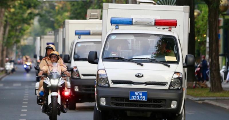 View -             Video: Xe chở bà Trương Mỹ Lan và đồng phạm đã có mặt ở TAND TP HCM    