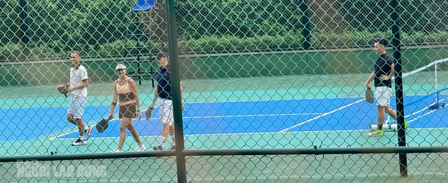 View -             Chùm ảnh: Tỉ phú Bill Gates và bạn gái chơi tennis ở Đà Nẵng    