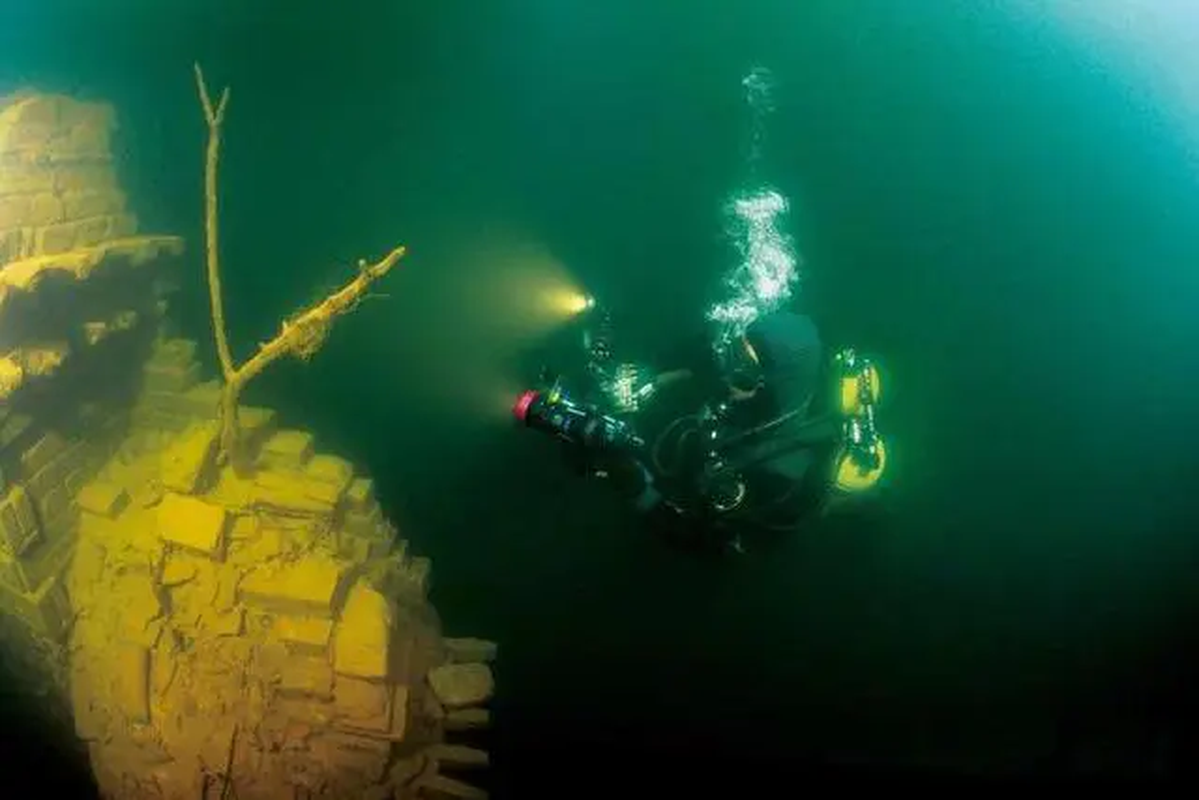 Choáng ngợp thành phố cổ 1.300 năm nguyên vẹn dưới đáy hồ