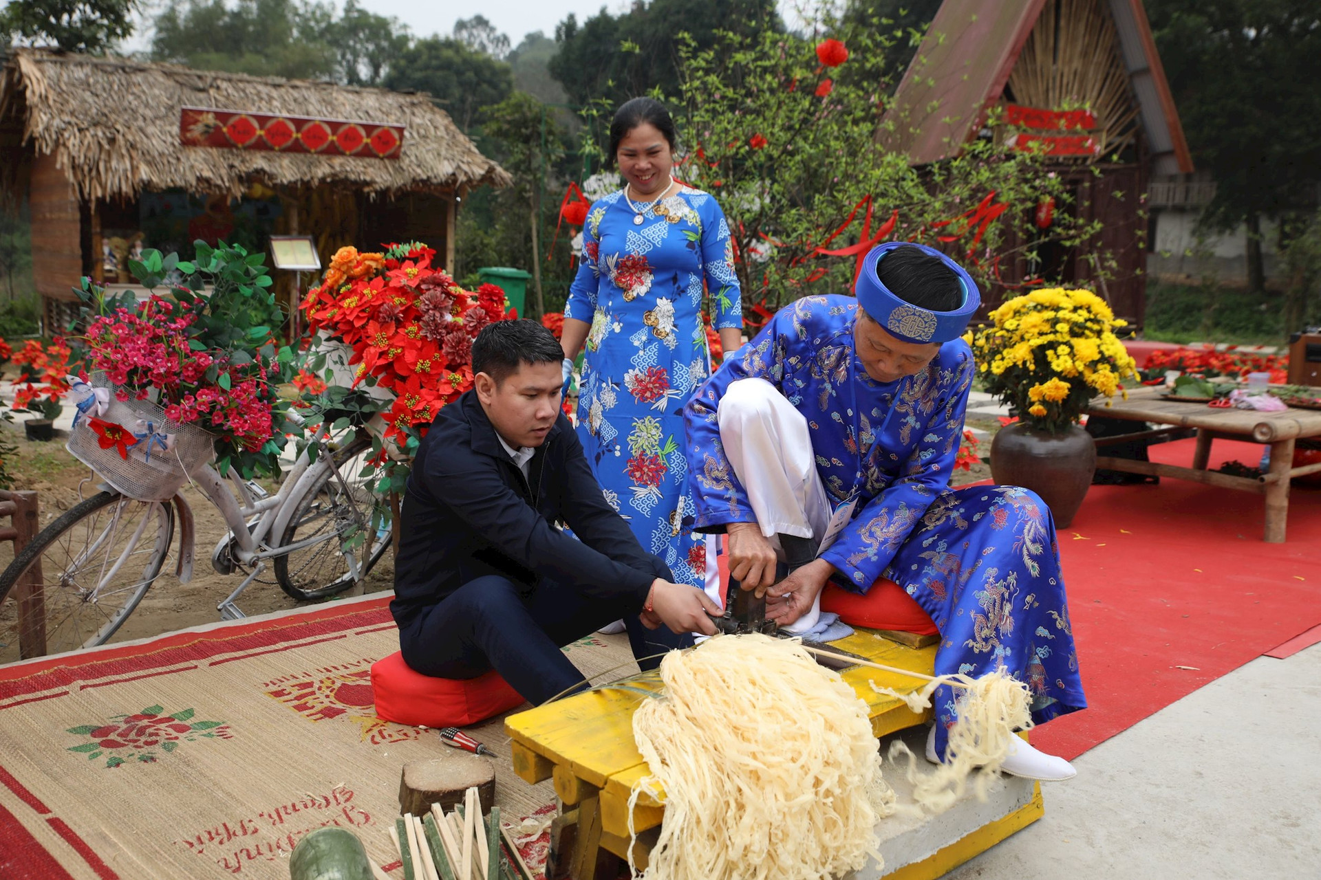 View -             Hơn 400 đại biểu tham dự chương trình Du xuân hữu nghị    