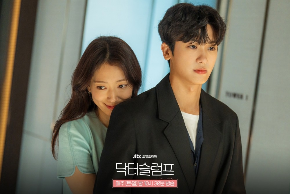 View -             'Queen of Tears' vừa chiếu đã vượt mặt 'Doctor Slump' của Park Hyung Sik và Park Shin Hye    