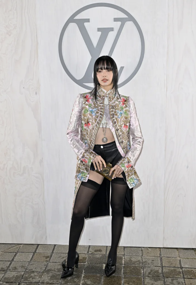 View -             Loạt sao nữ K-Pop toả sáng tại Tuần lễ thời trang Paris 2024    