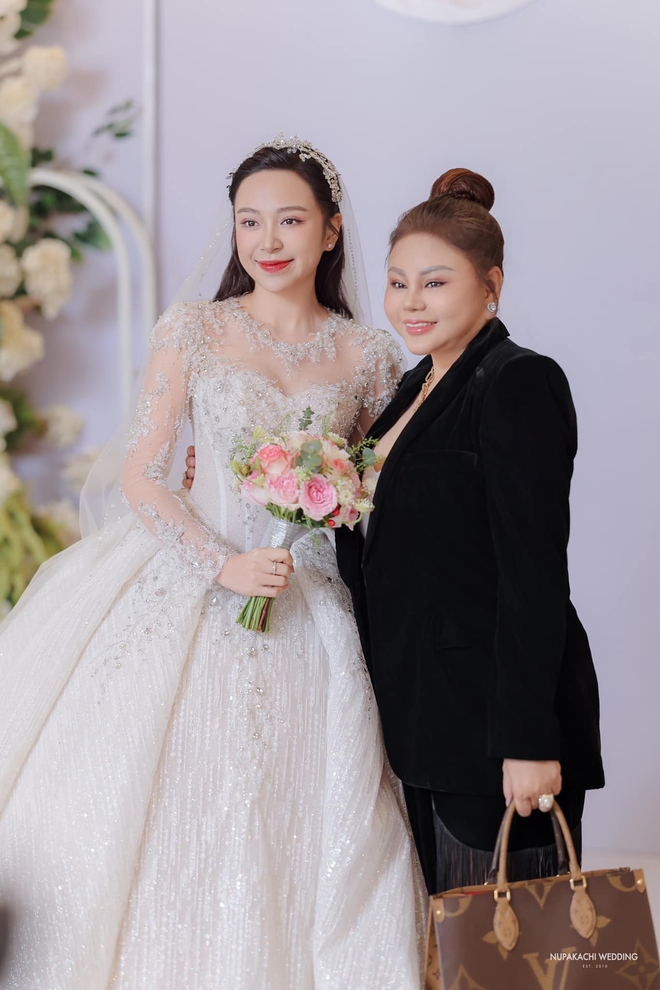             Nhã Phương, Hồng Diễm, Quỳnh Kool và dàn mỹ nhân tham dự đám cưới Kim Oanh    