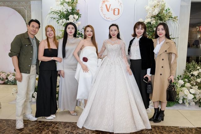 View -             Nhã Phương, Hồng Diễm, Quỳnh Kool và dàn mỹ nhân tham dự đám cưới Kim Oanh    