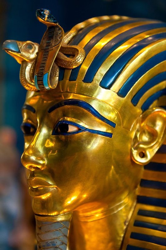            Giật mình xác ướp pharaoh màu đen được đặt trong 3 lớp áo quan    